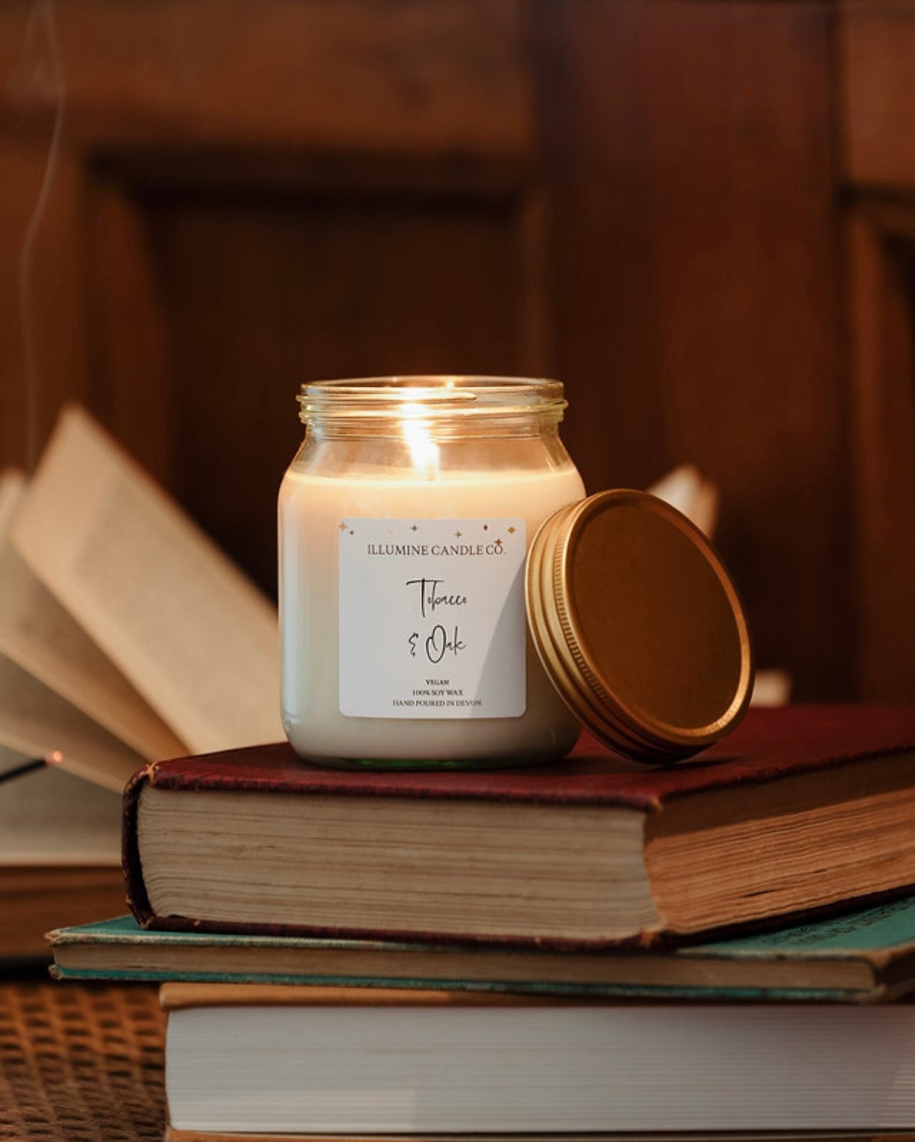 Illumine Tobacco & Oak Signature Candle