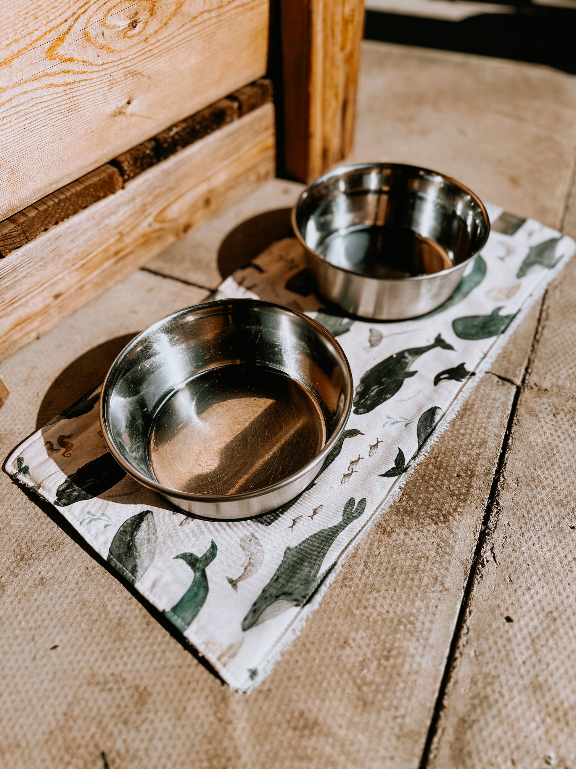 Bodhi & The Birchtree Double Bowl Mat In Whale Song - Bodhi & The Birchtree