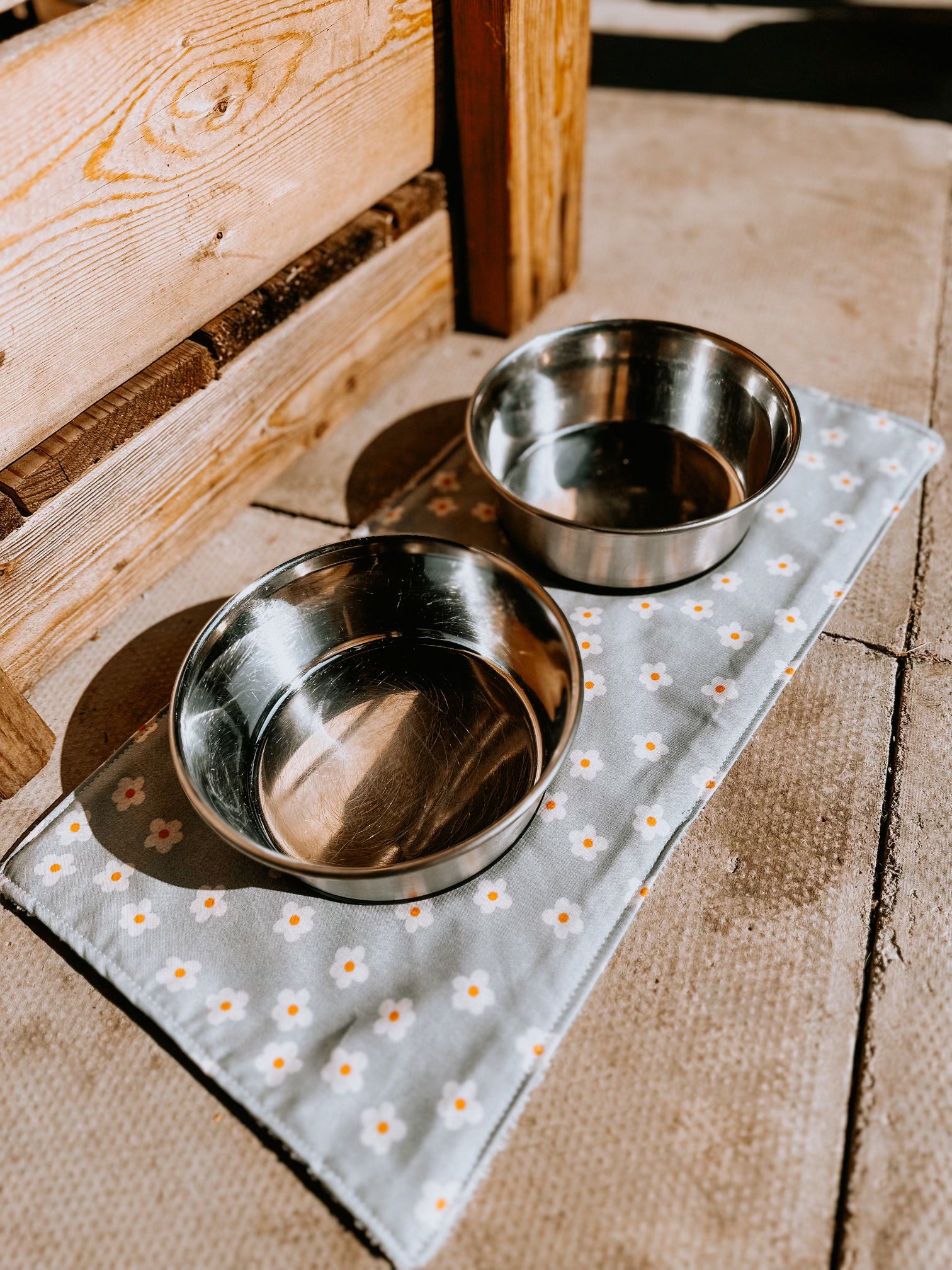 Bodhi & The Birchtree Double Bowl Mat In Daisies - Bodhi & The Birchtree